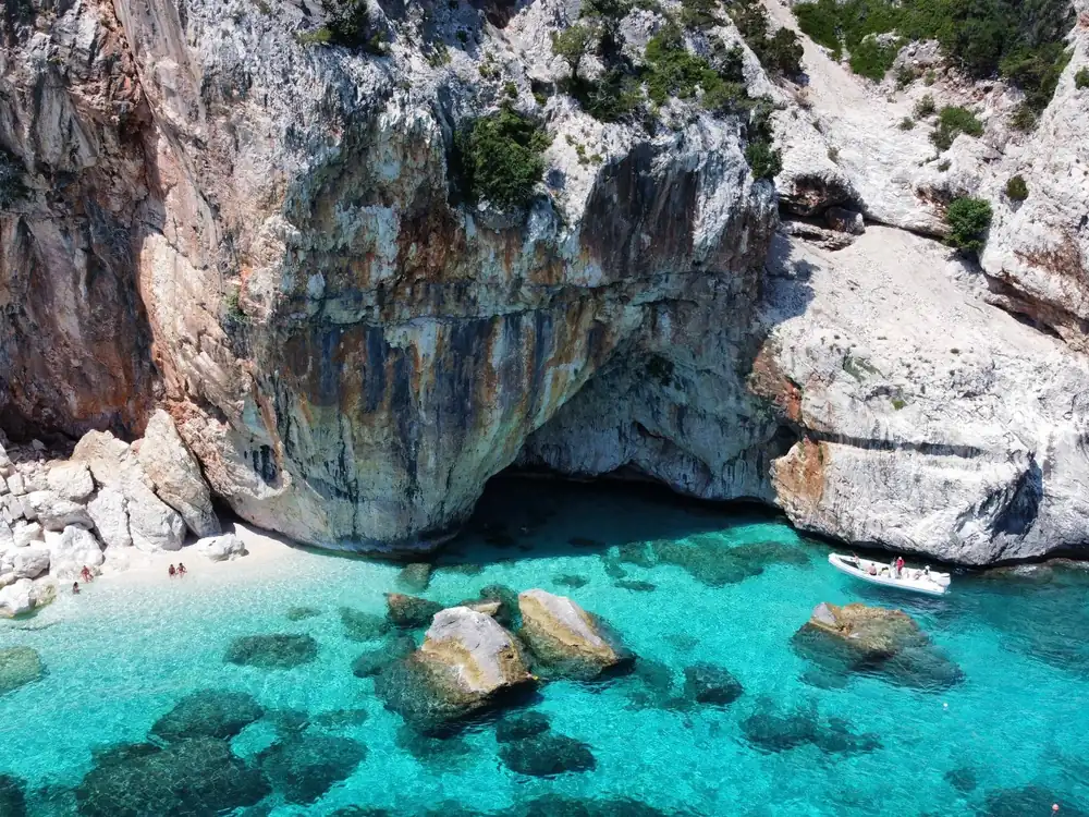 Kritthvite klipper og turkist vann ved Cala Goloritzé på østkysten av Sardinia