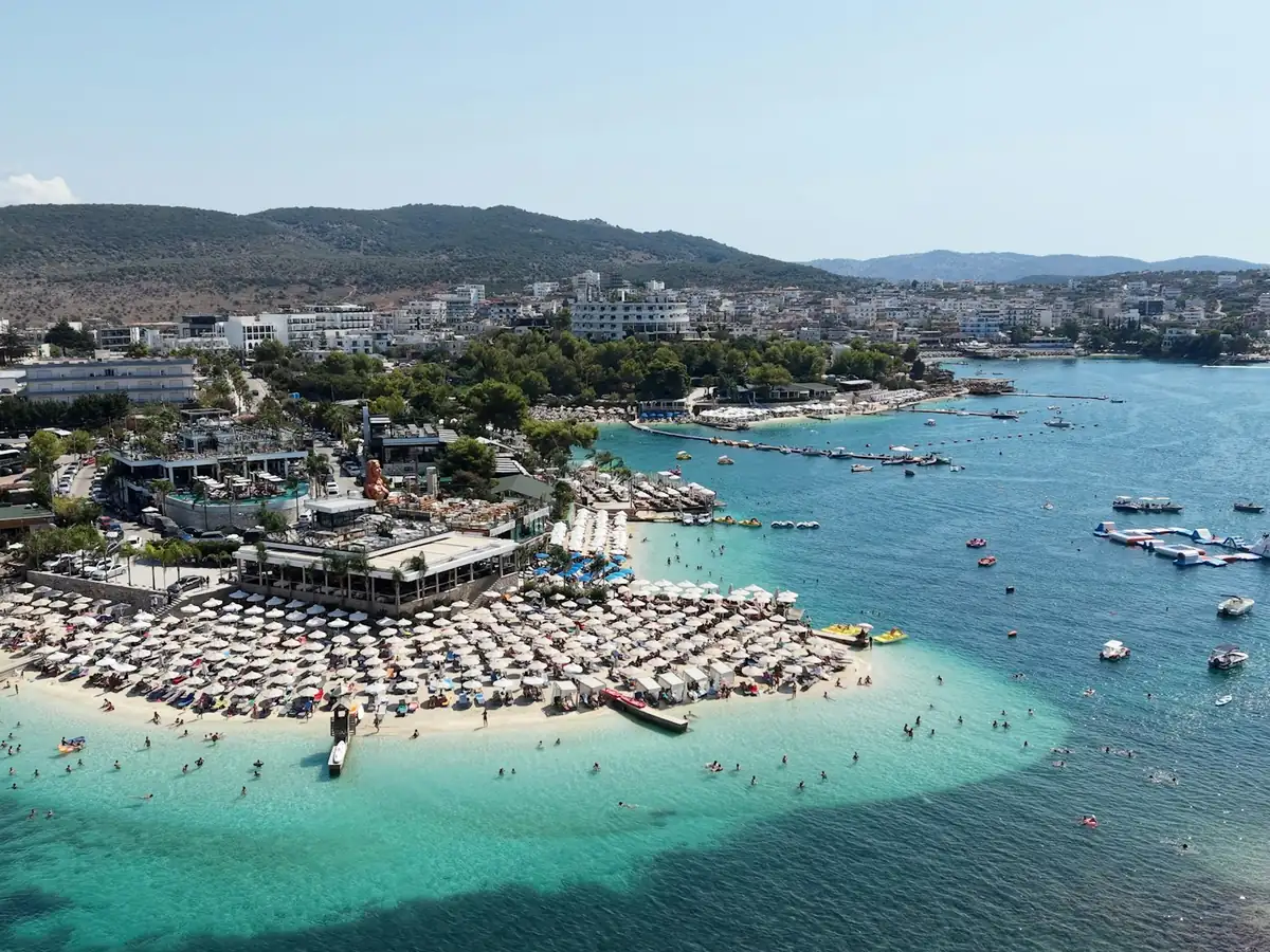 Ksamil sett fra luften med stranden og det turkise vannet i bukta